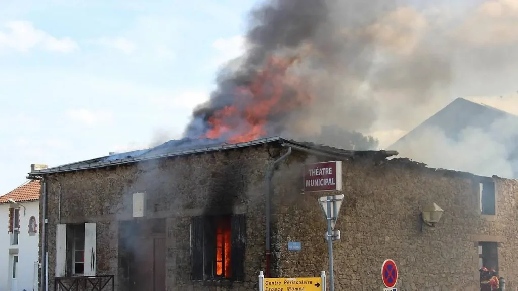 Rénovation du théâtre de la Génétouze suite à un incendie