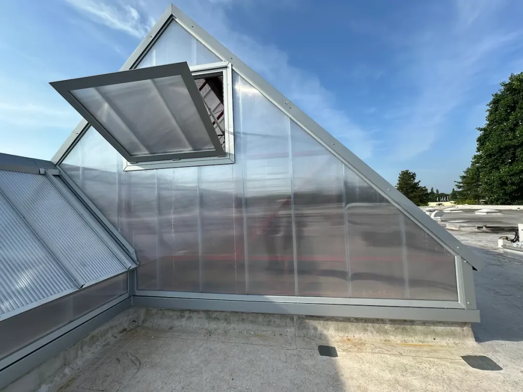 Remplacement de la verrière de la pépinière d'entreprise de la Roche sur yon par FLéconomie, zoom sur châssis de désenfumage