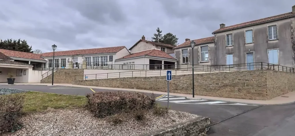 Travaux de mise en valeurs de l'espace public de la mairie, l'école et l'église de Faymoreau - école