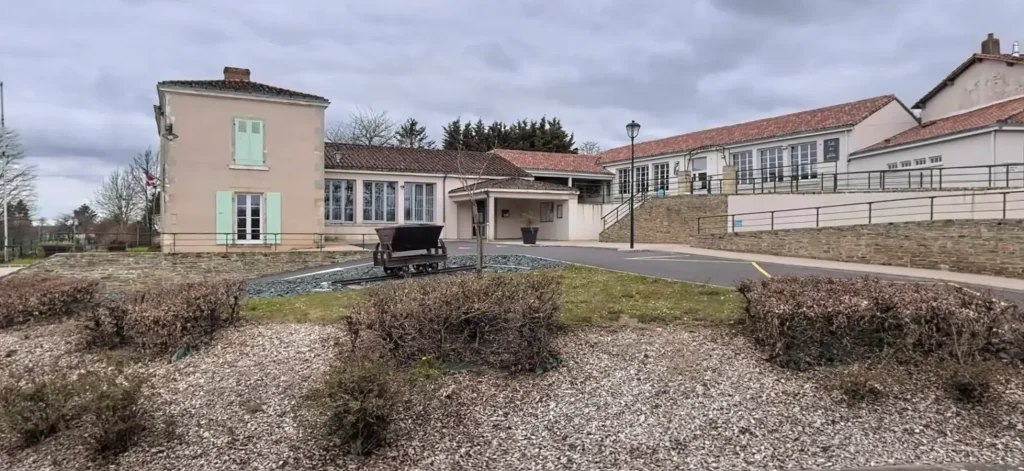 Travaux de mise en valeurs de l'espace public de la mairie, l'école et l'église de Faymoreau - école